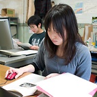 <span class="qrinews-figure-title">2012年2月17日 学部3年の延寿さん</span>　アルミニウムに富んだ熱水起源のリン酸塩鉱物について研究しています。（撮影場所：<a href="http://mineral2.geo.kyushu-u.ac.jp/" target="_blank">地球惑星物質科学研究室</a>）