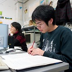 <span class="qrinews-figure-title">2012年2月29日 修士1年の山口さん</span>　西日本の日本海側で産出する蛇紋岩について研究しています。（撮影場所：<a href="http://mineral2.geo.kyushu-u.ac.jp/" target="_blank">地球惑星物質科学研究室</a>）