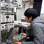 <span class="qrinews-figure-title">2012年3月1日 修士1年の眞鍋さん</span>　EuPtPの低温での天使の圧力効果について研究しています。（撮影場所：<a href="http://www.phys.kyushu-u.ac.jp/tatai3/index.html.ja" target="_blank">磁性物理学研究室</a>）