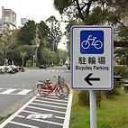 <span class="qrinews-figure-title">2012年4月18日 新しい駐輪場</span>　理農食堂前に新しい駐輪場ができました。これで学生さんも安心して自転車で通学できます。（撮影場所：<a href="http://maps.google.co.jp/maps?q=33.627114,130.425192+(2012/04/18)&amp;z=18" target="_blank">理農食堂前</a>）
