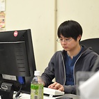 <span class="qrinews-figure-title">2012年5月7日 修士1年の川畑さん</span>　部分モル体積変化の観点から液体の性質について研究しています。（撮影場所：<a href="http://mole.rc.kyushu-u.ac.jp/~akiyama/" target="_blank">量子生物化学研究室</a>）