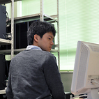 <span class="qrinews-figure-title">2012年5月8日 修士1年の藤原さん</span>　積分方程式理論を用いて生体内のアクチンフィラメントについて研究しています。（撮影場所：<a href="http://mole.rc.kyushu-u.ac.jp/~akiyama/" target="_blank">量子生物化学研究室</a>）