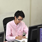 <span class="qrinews-figure-title">2012年5月10日 学部4年の日高さん</span>　分子動力学シミュレーションのプログラムを作成しています。（撮影場所：<a href="http://mole.rc.kyushu-u.ac.jp/~akiyama/" target="_blank">量子生物化学研究室</a>）