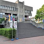 <span class="qrinews-figure-title">2012年5月11日 キャンパス内の風景</span>　明日と明後日に催される九州大学の百周年記念行事の準備が行われていました。（撮影場所：<a href="http://maps.google.co.jp/maps?q=33.624058,130.424886+(創立五十周年記念講堂)&amp;z=18" target="_blank">創立五十周年記念講堂</a>）