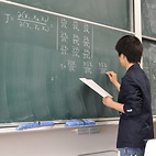 <span class="qrinews-figure-title">2012年5月22日 学部4年の山下さん</span>　解析力学のゼミでLiouvilleの定理の説明をしているところです。（撮影場所：<a href="http://mole.rc.kyushu-u.ac.jp/~akiyama/" target="_blank">量子生物化学研究室</a>）