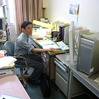 <span class="qrinews-figure-title">2012年5月23日 吉森准教授</span>　溶液の物理的な側面を理論的に研究しています。（撮影場所：<a href="http://www.cmt.phys.kyushu-u.ac.jp/" target="_blank">物性理論研究室</a>）