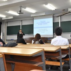 <span class="qrinews-figure-title">2012年5月26日 化学専攻 大学院オープンキャンパス</span>　外部受験生の為の大学院入試説明会の様子です。説明会の後、研究室訪問も行われました。（撮影場所：<a href="http://www.scc.kyushu-u.ac.jp/" target="_blank">理学部2号館 化学第2講義室</a>）