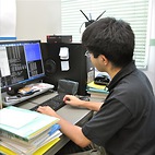 <span class="qrinews-figure-title">2012年5月30日 修士1年の田中さん</span>　メロシアニンの溶液中での電子状態について研究しています。（撮影場所：<a href="http://ccl.scc.kyushu-u.ac.jp/" target="_blank">理論化学研究室</a>）