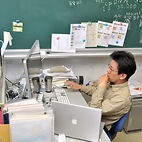 <span class="qrinews-figure-title">2012年5月31日 手島助教</span>　遺伝的なデータに基づく生物進化の再構築とその方法を研究しています。（撮影場所：<a href="http://cellbio.biology.kyushu-u.ac.jp/tachida/" target="_blank">進化遺伝学研究室</a>）