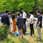 <span class="qrinews-figure-title">2012年6月6日 金星の日面通過</span>　キャンパスを通りがかった人達が足を止めて金星の日面通過を観察していました。山田先生所有の望遠鏡を覗かせて頂くとかなりはっきり観ることができました。（撮影場所：<a href="http://maps.google.co.jp/maps?q=33.625338,130.425731+(理学部二号館前)&amp;z=18" target="_blank">理学部2号館前</a>）