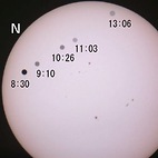 <span class="qrinews-figure-title">2012年6月8日 金星の日面通過</span>　6月6日に撮影した金星の日面通過の写真を山田助教に提供していただきました。2枚目の写真に写っている方は山田助教と物理事務の山路さんです。（撮影場所：<a href="http://maps.google.co.jp/maps?q=33.625338,130.425731+(理学部二号館前)&amp;z=18" target="_blank">理学部2号館前</a>）