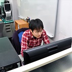 <span class="qrinews-figure-title">2012年6月11日 修士1年の二宮さん</span>　シラベンゼン類の励起状態を理論的に研究しています。（撮影場所：<a href="http://ccl.scc.kyushu-u.ac.jp/" target="_blank">理論化学研究室</a>）