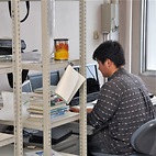 <span class="qrinews-figure-title">2012年6月13日 修士2年の松本さん</span>　分子動力学シミュレーションでガラスの相図を作っています。（撮影場所：<a href="http://www.cmt.phys.kyushu-u.ac.jp/" target="_blank">物性理論研究室</a>）