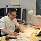 <span class="qrinews-figure-title">2012年6月14日 中西教授</span>　統計物理学一般について研究を進めています。最近は生命の機構を統計力学的に解析する事にも興味をもっています。（撮影場所：<a href="http://www.stat.phys.kyushu-u.ac.jp/" target="_blank">統計物理学研究室</a>）