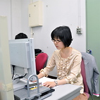<span class="qrinews-figure-title">2012年6月19日 学部4年の笠井さん</span>　論文を読んでポルフィリン化合物に興味を持っていて、今はプログラミングの勉強をしています。（撮影場所：<a href="http://ccl.scc.kyushu-u.ac.jp/" target="_blank">理論化学研究室</a>）