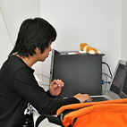 <span class="qrinews-figure-title">2012年6月21日 修士2年の原さん</span>　フォッカープランク方程式を用いてGroELというタンパク質の動的挙動を研究しています。（撮影場所：<a href="http://www.cmt.phys.kyushu-u.ac.jp/" target="_blank">物性理論研究室</a>）