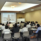 <span class="qrinews-figure-title">2012年6月24日 6th Mini-Symposium on Liquids</span>　昨日開催された6th Mini-Symposium on Liquidsの様子です。九州大学と岡山大学とで交互に毎年開催されています。主催者は九大理学部の秋山先生と岡山大学の甲賀先生です。（撮影場所：<a href="http://mole.rc.kyushu-u.ac.jp/~akiyama/lqsym.html" target="_blank">五十周年記念講堂</a>）