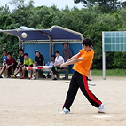 <span class="qrinews-figure-title">2012年6月25日 化学科ソフトボール大会</span>　土曜日に化学科のソフトボール大会がありました。毎年この時期に、化学科の研究室や学部生のチームが参加して試合をしています。決戦の場は雁ノ巣レクレーションセンター。今年の栄冠をつかんだのは、触媒有機化学研究室のチームでした。（撮影場所：<a href="http://maps.google.co.jp/maps?q=33.67883,130.396413+(雁ノ巣)&amp;z=13" target="_blank">雁ノ巣レクレーションセンター</a>）