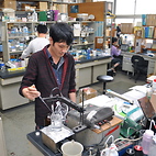 <span class="qrinews-figure-title">2012年6月26日 修士2年の藤川さん</span>　ショウジョウバエの腸管免疫について研究しています。（撮影場所：<a href="http://www.biology.kyushu-u.ac.jp/~biopoly/" target="_blank">生体高分子学研究室</a>）