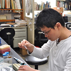 <span class="qrinews-figure-title">2012年7月4日 博士2年の小林さん</span>　カブトガニの体液凝固タンパク質の機能解析をしています。（撮影場所：<a href="http://www.biology.kyushu-u.ac.jp/~biopoly/" target="_blank">生体高分子学研究室</a>）