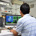 <span class="qrinews-figure-title">2012年7月6日 修士1年の上野さん</span>　次世代加速器実験用の電磁カロリメータに新材料を用いるシミュレーションをしています。（撮影場所：<a href="http://epp.phys.kyushu-u.ac.jp/" target="_blank">素粒子実験研究室</a>）