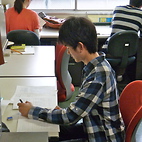 <span class="qrinews-figure-title">2012年7月10日 学部4年の武久さん</span>　統計力学、密度演算子、経路積分などの勉強をしています。（撮影場所：<a href="http://www.stat.phys.kyushu-u.ac.jp/" target="_blank">統計物理学研究室</a>）