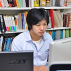 <span class="qrinews-figure-title">2012年7月13日 修士1年の松本さん</span>　中性子散乱を用いた微小領域での重力法則を検証しています。（撮影場所：<a href="http://epp.phys.kyushu-u.ac.jp/" target="_blank">素粒子実験研究室</a>）