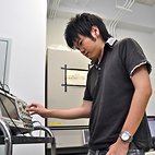 <span class="qrinews-figure-title">2012年7月27日 学部4年の田中さん</span>　ミュー粒子から電子への崩壊過程の寿命測定を行なっています。（撮影場所：<a href="http://epp.phys.kyushu-u.ac.jp/" target="_blank">素粒子実験研究室</a>）