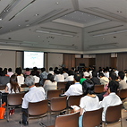 <span class="qrinews-figure-title">2012年8月6日 前期特別談話会（化学）</span>　前期特別談話会が開催されました。午前中は一般講演、午後からは高校生向け講演、AO入試説明会、ポスター発表が行われます。（撮影場所：<a href="http://www.scc.kyushu-u.ac.jp/" target="_blank">九州大学箱崎キャンパス 国際ホール</a>）