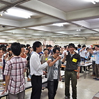 <span class="qrinews-figure-title">2012年8月7日 化学科飲み会</span>　昨夜行われた化学科飲み会の様子です。化学科の3年生と各研究室の学生さんと先生方が集まっての交流会です。（撮影場所：<a href="http://maps.google.co.jp/maps?q=33.623973,130.424763+(here)&amp;z=16" target="_blank">中央食堂</a>）