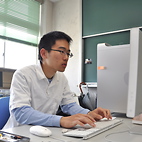 <span class="qrinews-figure-title">2012年8月9日 修士1年の家入さん</span>　集団構造の推定について研究しています。（撮影場所：<a href="http://cellbio.biology.kyushu-u.ac.jp/tachida/" target="_blank">進化遺伝学研究室</a>）