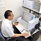 <span class="qrinews-figure-title">2012年8月23日 大石教授</span>　天然有機化合物の生理活性機構を解明し、生物の不思議を化学で解き明かそうという研究を進められています。（撮影場所：<a href="http://www.scc.kyushu-u.ac.jp/Seibutsuyuki/" target="_blank">生物有機化学研究室</a>）
