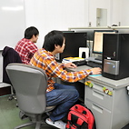 <span class="qrinews-figure-title">2012年8月27日 学部4年の溝上さん</span>　プログラムの勉強として今は毎日フォートランの演習を進めています。（撮影場所：<a href="http://ccl.scc.kyushu-u.ac.jp/" target="_blank">理論化学研究室</a>）
