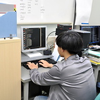 <span class="qrinews-figure-title">2012年8月30日 学部4年の岡崎さん</span>　例えばヘリセンなど、見た目がきれいな分子の電子状態計算に興味をもっています。（撮影場所：<a href="http://ccl.scc.kyushu-u.ac.jp/" target="_blank">理論化学研究室</a>）