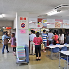 <span class="qrinews-figure-title">2012年9月13日 理農食堂</span>　理学部一号館から一番近い食堂です。平日は8時から20時まで、土曜日は昼のみ営業しています。（撮影場所：<a href="http://maps.google.co.jp/maps?q=33.627542,130.425079+(理農食堂)&amp;z=18" target="_blank">理農食堂</a>）