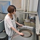 <span class="qrinews-figure-title">2012年9月14日 学部4年の島田さん</span>　ザクロ石周りの反応塩の生成過程を調べています。（撮影場所：<a href="http://ganseki3.geo.kyushu-u.ac.jp/" target="_blank">岩石循環科学研究室</a>）