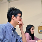 <span class="qrinews-figure-title">2012年9月21日 学部4年の二之方さん</span>　シクリットの種分化に興味がありそれに関する勉強を進めています。（撮影場所：<a href="http://cellbio.biology.kyushu-u.ac.jp/tachida/" target="_blank">進化遺伝学研究室</a>）