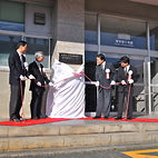 <span class="qrinews-figure-title">2012年10月2日 先端素粒子物理研究センター除幕式,10月01日から学内共同教育研究施設として先端素粒子物理研究センター(RCAPP)が開設されました。写真は、昨日行われたセンターの除幕式・開所式の様子です。</span>　<a href="http://rcapp.kyushu-u.ac.jp/" target="_blank">理学部2号館周辺</a>（撮影場所：）