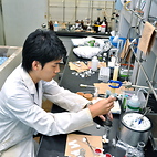 <span class="qrinews-figure-title">2012年10月3日 学部4年の中西さん</span>　親脂質性Schiff塩基錯体による分子の輸送と変換を研究しています。（撮影場所：<a href="http://www.scc.kyushu-u.ac.jp/Sakutaibussei/" target="_blank">錯体物性化学研究室</a>）
