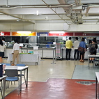 <span class="qrinews-figure-title">2012年10月4日 中央食堂</span>　中央食堂は旧工学部から近い食堂です。平日の11：30から13：30に営業しています。12時頃に行くと混雑しています。食堂の近くにある売店は8：00から16:30の営業です。（撮影場所：<a href="http://maps.google.co.jp/maps?q=33.62404,130.424763+(中央食堂)&amp;z=18" target="_blank">中央食堂</a>）