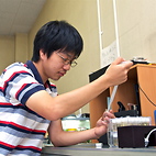 <span class="qrinews-figure-title">2012年10月10日 修士1年の宮崎さん</span>　キクノハナガイの化学的防御について研究しています。（撮影場所：<a href="http://www.museum.kyushu-u.ac.jp/~geo/index.html" target="_blank">地球惑星博物学研究室</a>）