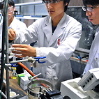 <span class="qrinews-figure-title">2012年10月13日 化学への招待</span>　主に高校生、中学生を対象とした、「化学への招待」というイベントがありました。参加していただいた方には、各研究室が提供している全16テーマから2テーマの実験を行っていただきました。（撮影場所：<a href="http://www.scc.kyushu-u.ac.jp/siteevent/2012/07/2173.php" target="_blank">化学科</a>）