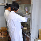 <span class="qrinews-figure-title">2012年10月18日 化学への招待でのひとこま</span>　先週の土曜日に行われた「化学への招待」の様子です。写真では、花や果物の香りの合成と、鈴木-宮浦クロスカップリング反応の実験をしています。（撮影場所：<a href="http://www.scc.kyushu-u.ac.jp/siteevent/2012/07/2173.php" target="_blank">化学科</a>）