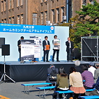 <span class="qrinews-figure-title">2012年10月20日 ホームカミングデー＆アラムナイフェス</span>　九州大学ホームカミングデー2012が箱崎キャンパスで開催されました。卒業生が大学の近況に触れ、恩師や学友との交流できるイベントとして、毎年この時期に行われています。今年度は、アラムナイフェス（九州大学福岡同窓会）との共催です。（撮影場所：<a href="http://www.kyushu-u.ac.jp/event/home_coming_day/" target="_blank">箱崎キャンパス</a>）