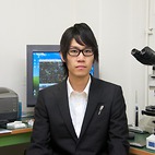 <span class="qrinews-figure-title">2012年10月25日 学部4年の加納さん</span>　LL7コンドライトに含まれる斜長石を用いた温度分析を行っています。（撮影場所：<a href="http://www.museum.kyushu-u.ac.jp/~geo/index.html" target="_blank">地球惑星博物学研究室</a>）