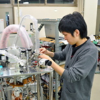 <span class="qrinews-figure-title">2012年10月30日 修士2年の八山さん</span>　液体ヘリウム上の電子移動の研究をしています。（撮影場所：<a href="http://frontier.phys.kyushu-u.ac.jp/LTP/yayama/" target="_blank">低次元電子物性研究室</a>）