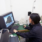 <span class="qrinews-figure-title">2012年11月2日 学部4年の安武さん</span>　ユレイライト隕石に含まれるダイヤモンドの構造分析を行っています。（撮影場所：<a href="http://www.museum.kyushu-u.ac.jp/~geo/index.html" target="_blank">地球惑星博物学研究室</a>）