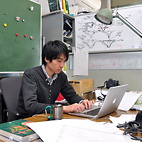 <span class="qrinews-figure-title">2012年11月5日 学部4年の久保さん</span>　魚を模した数理モデルを用い群れの形成について研究しています。（撮影場所：<a href="http://bio-math10.biology.kyushu-u.ac.jp/" target="_blank">数理生物学研究室</a>）