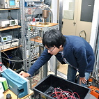 <span class="qrinews-figure-title">2012年11月6日 修士1年の樋口さん</span>　液体ヘリウムを用いて2次元電子系の研究をしています。（撮影場所：<a href="http://frontier.phys.kyushu-u.ac.jp/LTP/yayama/" target="_blank">低次元電子物性研究室</a>）