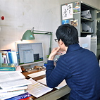 <span class="qrinews-figure-title">2012年11月7日 博士1年の高科さん</span>　資源回復に関して海洋保護区の有用性を数理モデルを用いて研究しています。（撮影場所：<a href="http://bio-math10.biology.kyushu-u.ac.jp/" target="_blank">数理生物学研究室</a>）